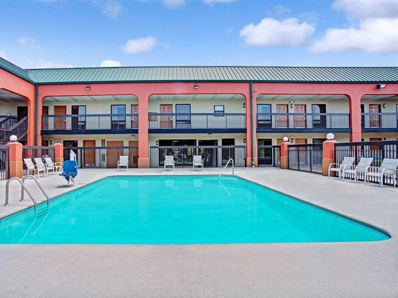 Super 8 By Wyndham Knoxville East Exterior photo