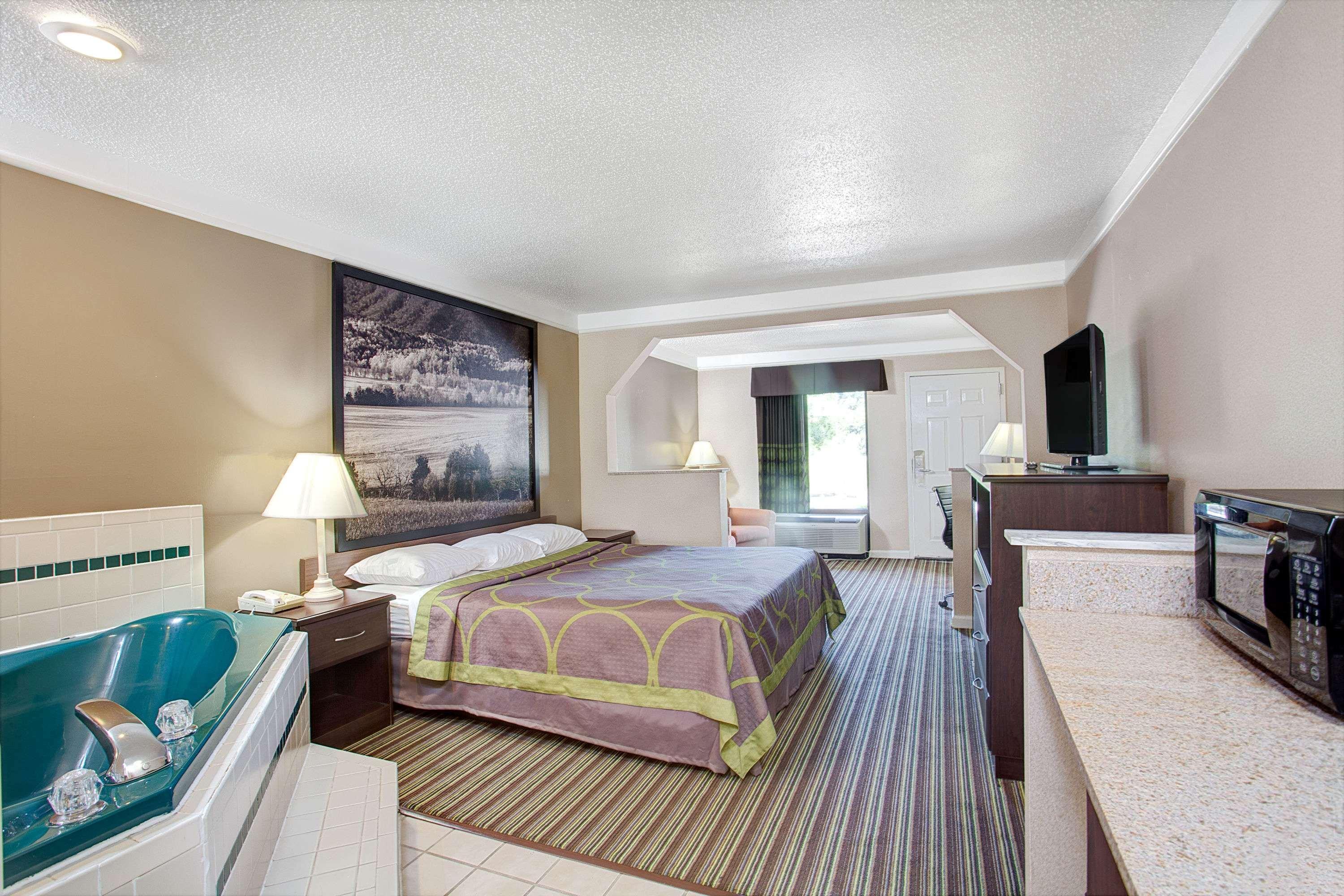 Super 8 By Wyndham Knoxville East Exterior photo