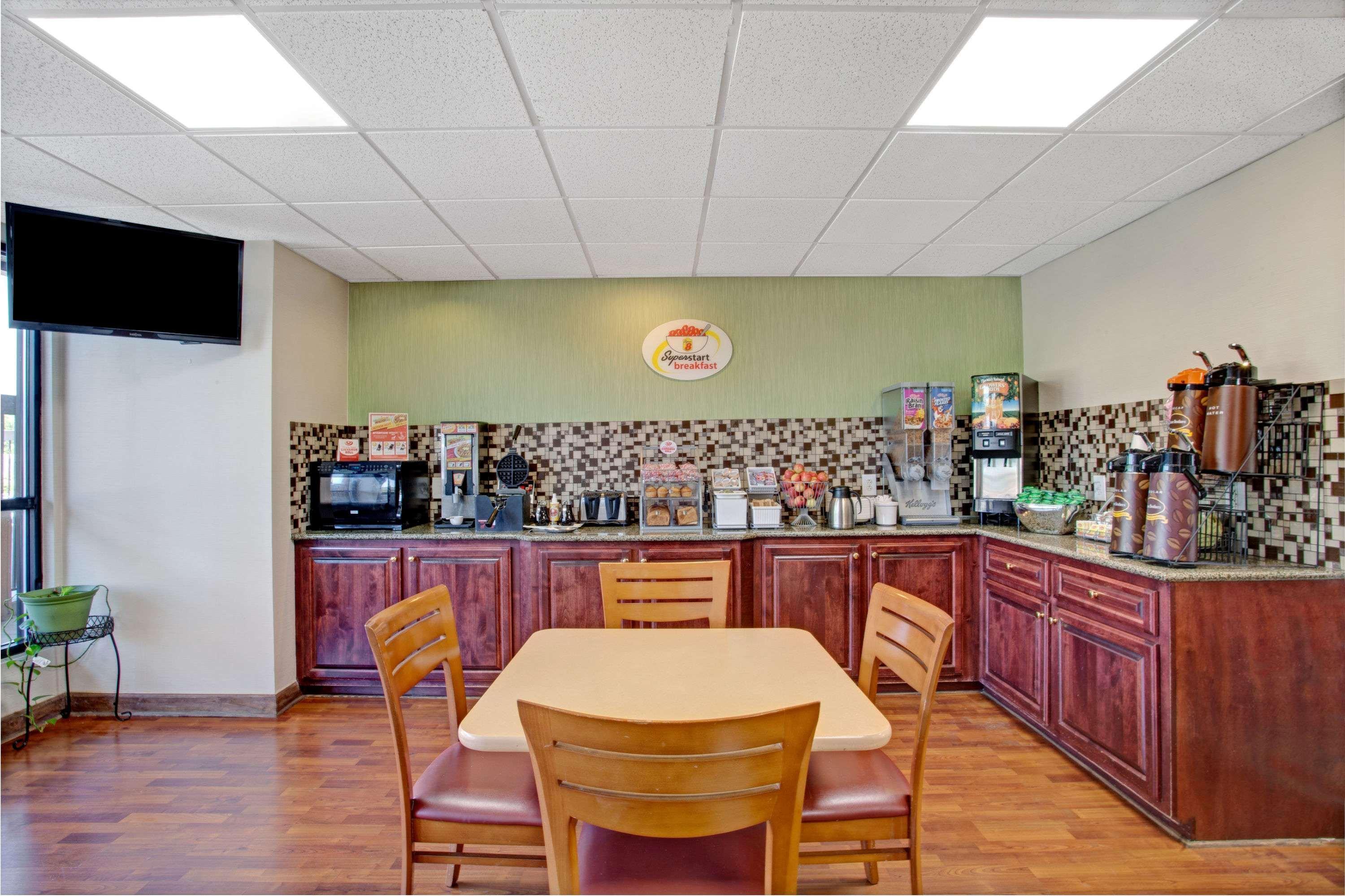 Super 8 By Wyndham Knoxville East Exterior photo