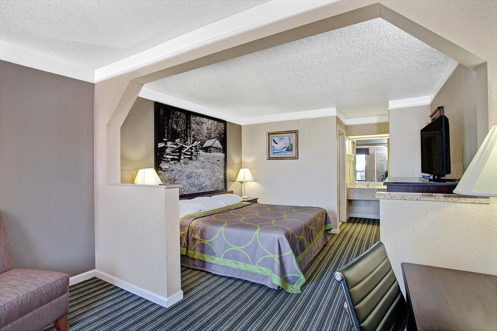 Super 8 By Wyndham Knoxville East Room photo